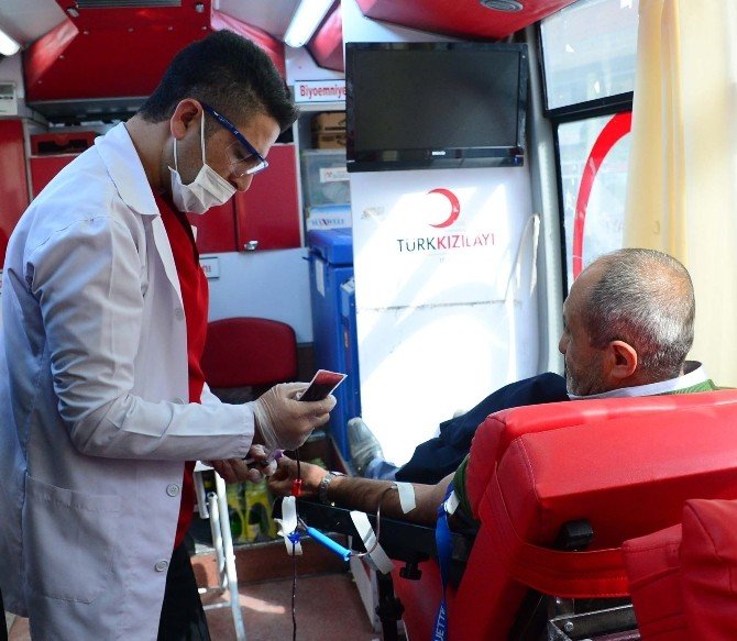 Kızılaydan en çok kan bağışı yapanlara madalya