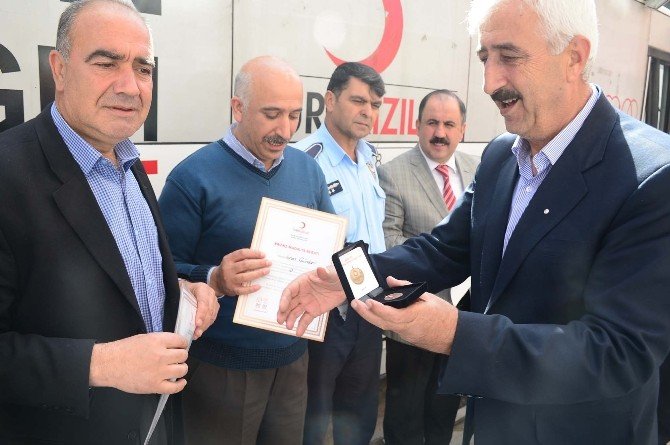 Kızılaydan en çok kan bağışı yapanlara madalya