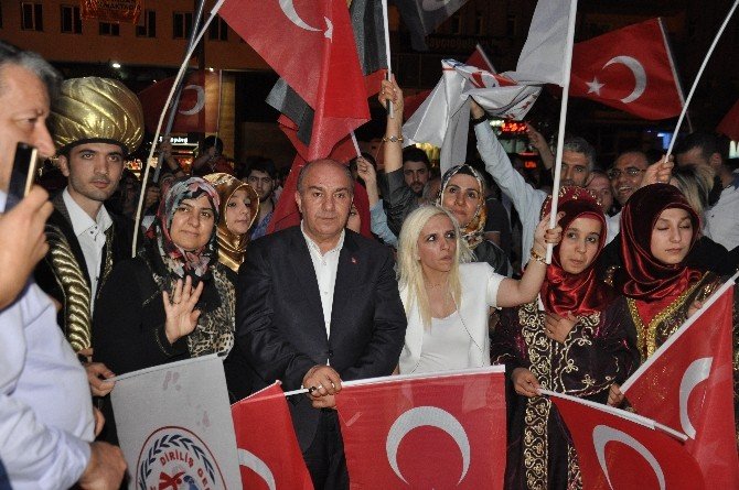 Kızılay, demokrasi nöbeti tutan vatandaşlara ikramlarda bulundu