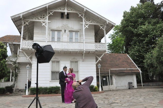 Gebze’de Osman Hamdi Bey Köşkü Gelin Ve Damatların Akınına Uğruyor