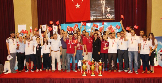 Satranç ailesinden Türk Bayraklarıyla birlik, beraberlik mesajı