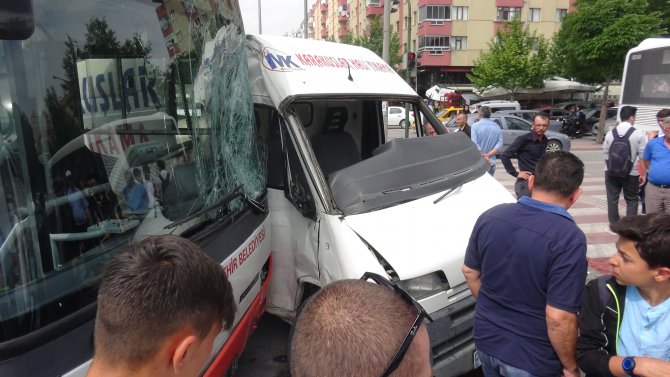 Konya'da trafik kazası: 1'i ağır 2 yaralı