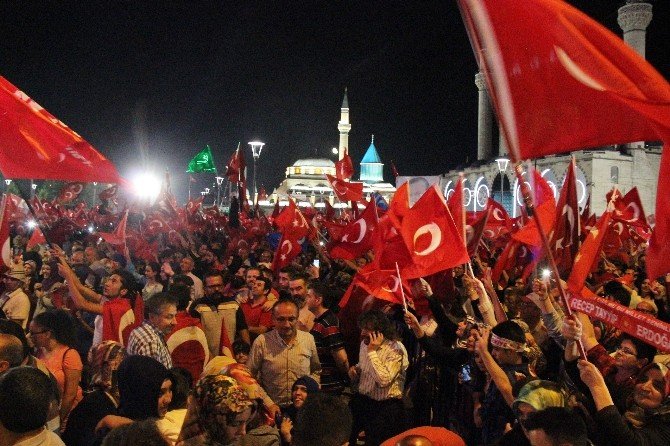 Bakan Çavuşoğlu, Konya’da demokrasi nöbetine katıldı