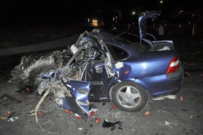 Kamyon otomobile çarptı: 2 ölü 1 yaralı