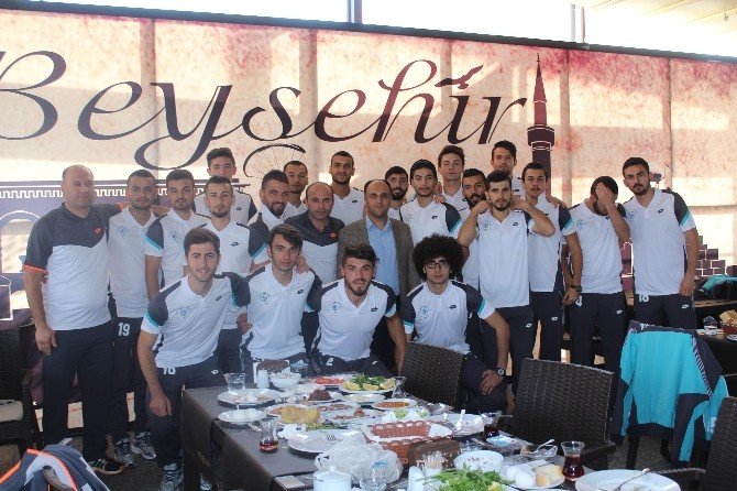 Özaltun, Belediyesporlu futbolcularla kahvaltıda buluştu