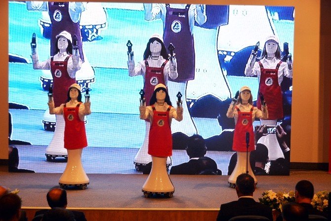 Robot hostes ADA’lar, Maktek Avrasya Fuarı’nda göz doldurdu