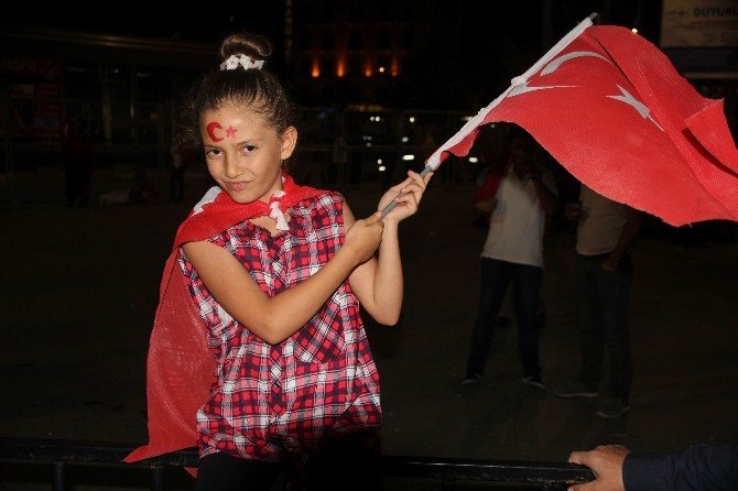 Van’da Türk bayraklarıyla "Demokrasi nöbeti"