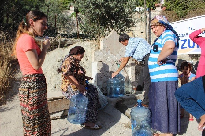 Bir Damacana Su İçin Çeşme Önünde 2 Saat Bekliyorlar