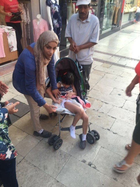 Kuşadası’nda rögara düşen 4 yaşındaki turist çocuk hafif yaralandı