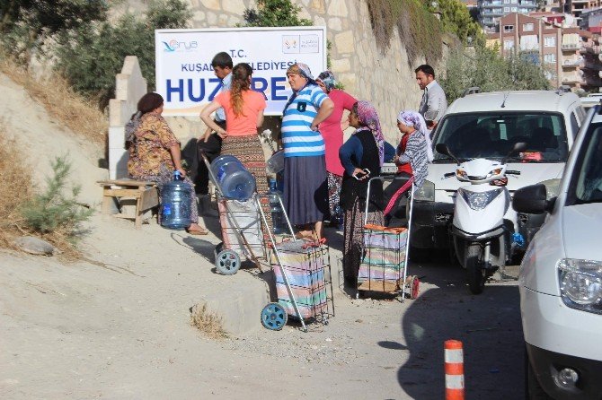 Bir Damacana Su İçin Çeşme Önünde 2 Saat Bekliyorlar
