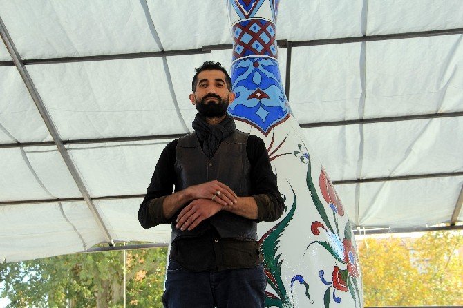 Örnek sanatçı Hakan Kulkoç, Kütahya’nın simgesi vazoyu gönüllü olarak yeniledi