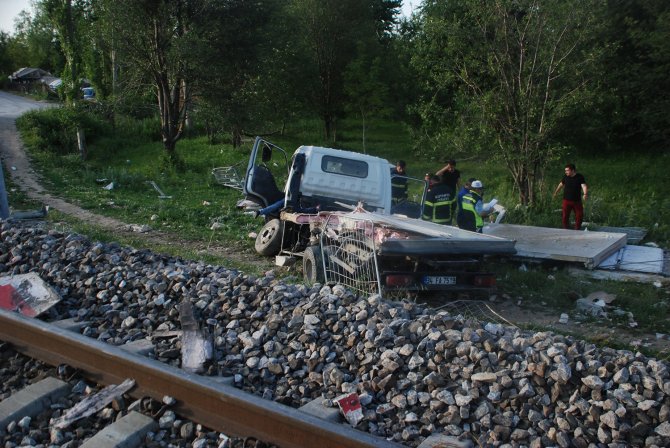 Kütahya'da tren hemzemin geçitte kamyonete çarptı: 1 ağır yaralı