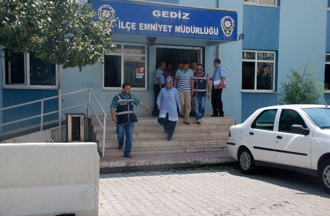Gediz’de FETÖ operasyonu: 4 kişi tutuklandı
