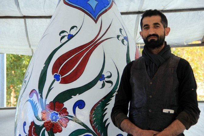 Örnek sanatçı Hakan Kulkoç, Kütahya’nın simgesi vazoyu gönüllü olarak yeniledi