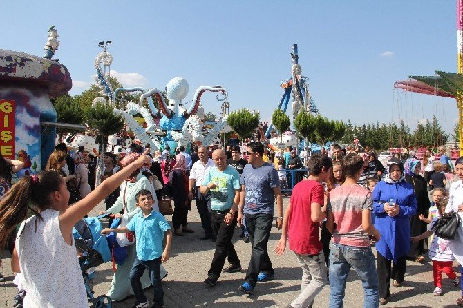 Çocuklar kurban bayramında topladıkları harçlıkları lunaparkta harcadı