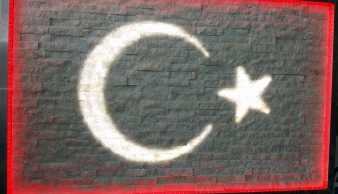 Doğal taşlardan ışıklı Türk bayrağı tablosu yaptı