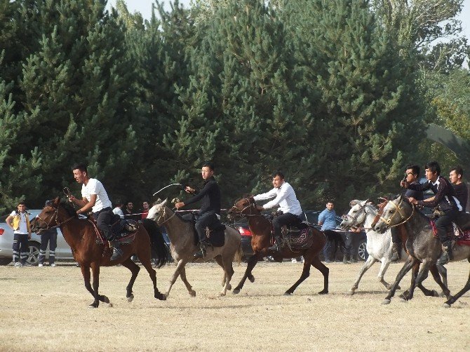 Gökbörü oyunu büyük beğeni topladı