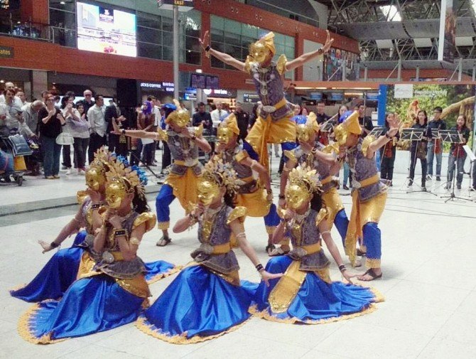 Malezyalı Dans Gurubundan Havalimanında Dans Şovu