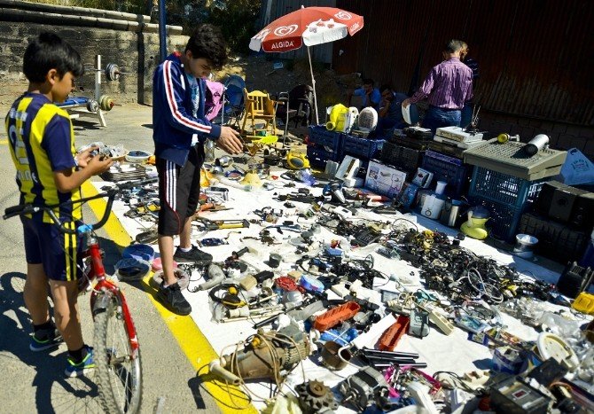 Maltepe’deki antika pazarı göz dolduruyor