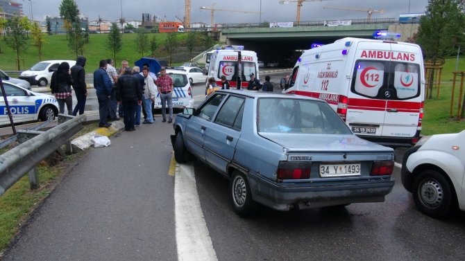 Kaza yerinde inceleme yapan polislere araç çarptı