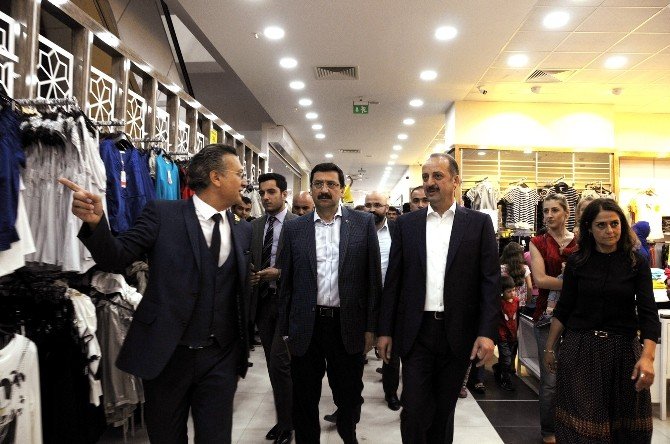 Mamak’ta Akbaba Moda Plaza ve sosyete pazarı açıldı