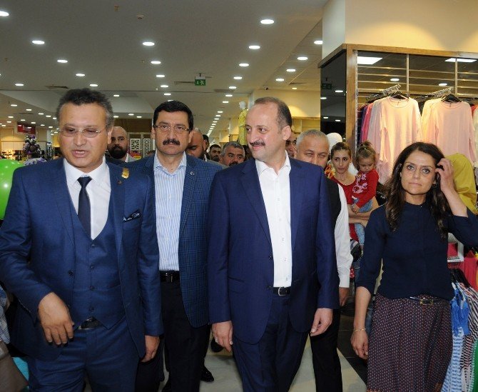 Mamak’ta Akbaba Moda Plaza ve sosyete pazarı açıldı