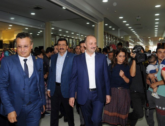 Mamak’ta Akbaba Moda Plaza ve sosyete pazarı açıldı