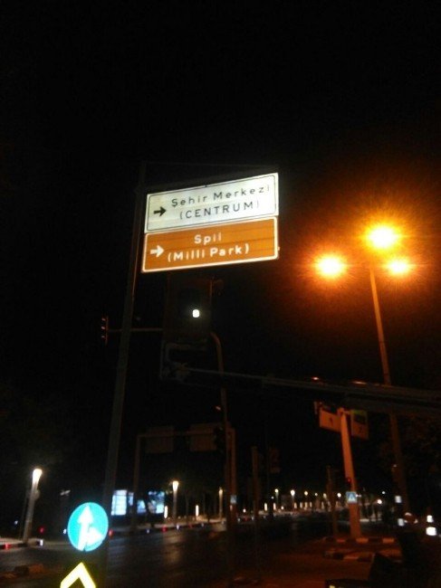 Trafik yön levhaları 12 yıl sonra yenilendi