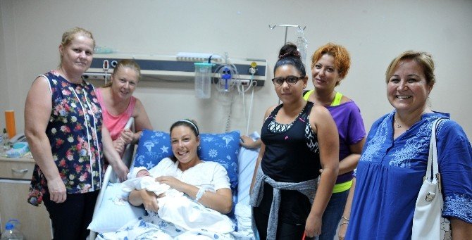 Engelli yüzücülerin ablası Şule Hoca ‘Harun bebek’le anne oldu