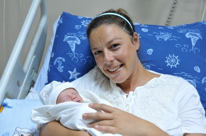 Engelli yüzücülerin ablası Şule Hoca ‘Harun bebek’le anne oldu