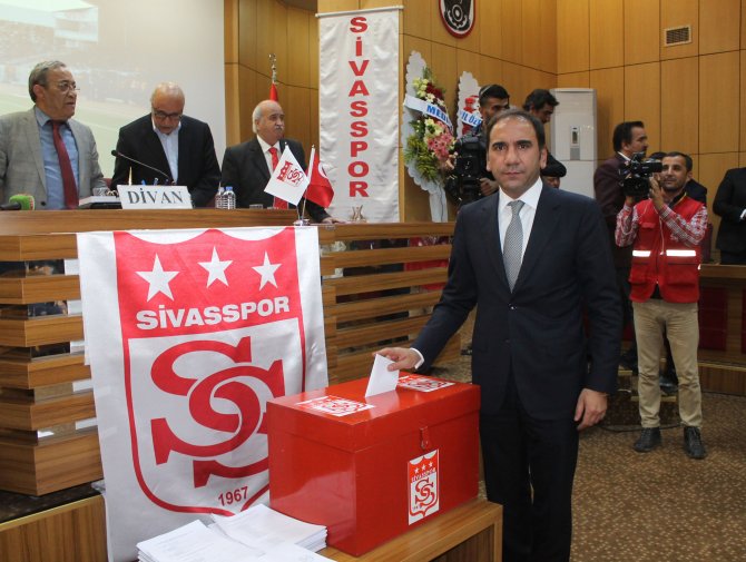 Sivasspor'da başkanlığa yeniden Mecnun Otyakmaz seçildi