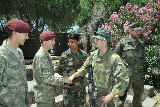 Mehmetçik'ten Efes 2016 Tatbikatı'na katılan askerlere sıcak ilgi