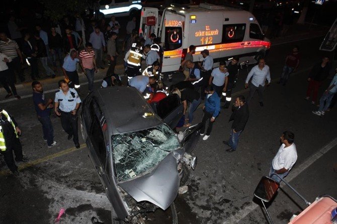 Mersin’de otomobil refüje çarptı: 3 yaralı