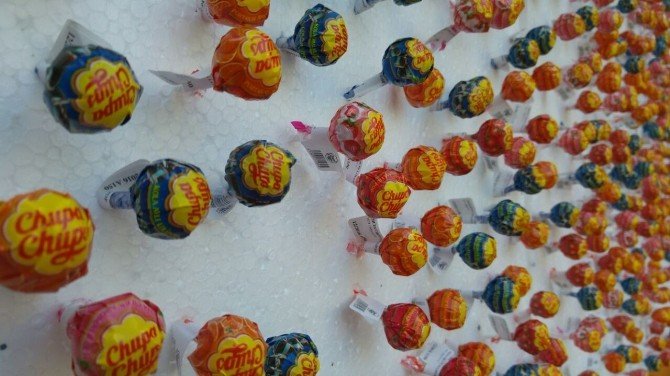 Çocukların bayram şekeri reklam panolarında