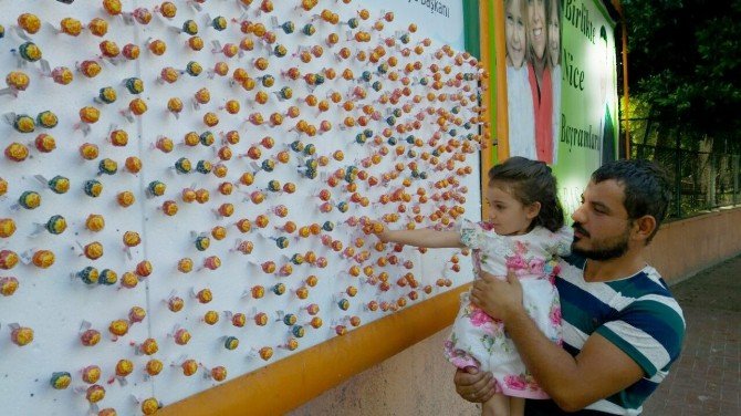 Çocukların bayram şekeri reklam panolarında