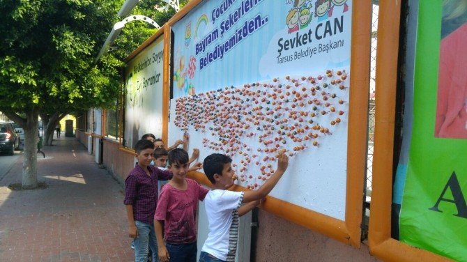 Çocukların bayram şekeri reklam panolarında