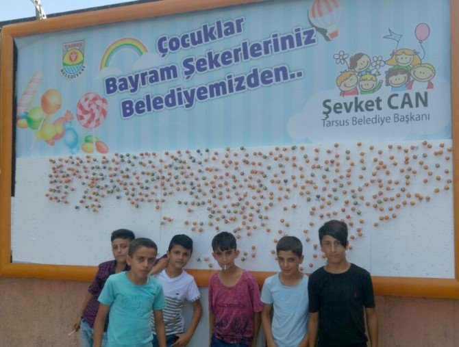 Çocukların bayram şekeri reklam panolarında