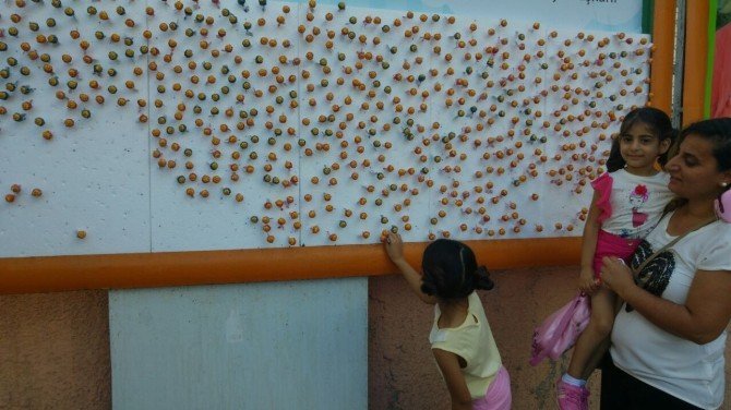 Çocukların bayram şekeri reklam panolarında