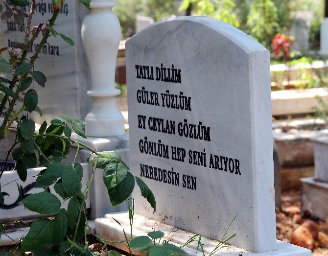 Mezar Taşı Yazıları Toplumun Tarihini Anlatıyor