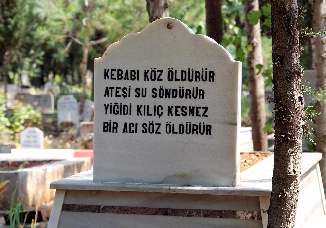 Mezar Taşı Yazıları Toplumun Tarihini Anlatıyor