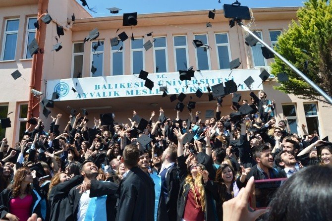 Altınoluk MYO’da Mezuniyet Heyecanı Yaşandı