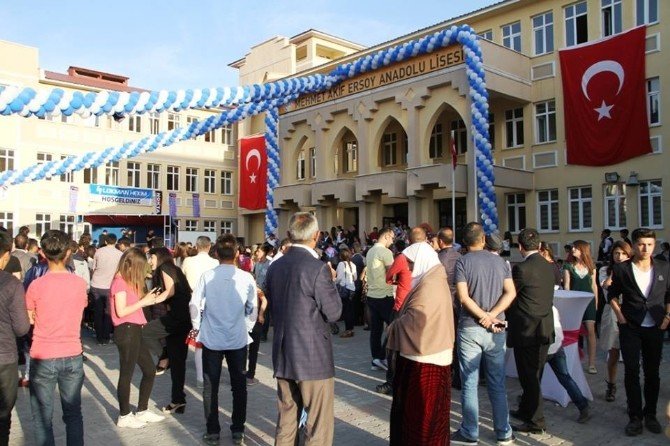 Van’da Coşkulu Mezuniyet Töreni