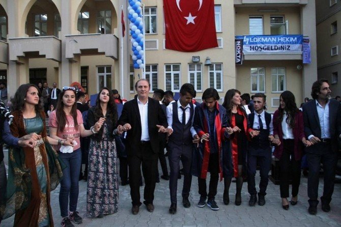 Van’da Coşkulu Mezuniyet Töreni