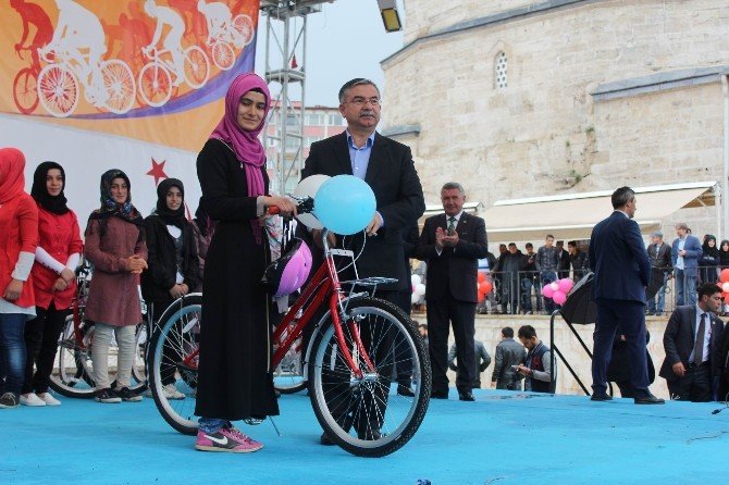 Milli Eğitim Bakanı Yılmaz Bisiklet Dağıttı