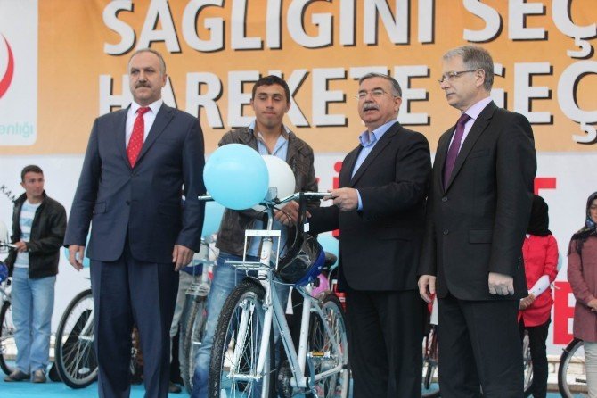 Milli Eğitim Bakanı Yılmaz Bisiklet Dağıttı
