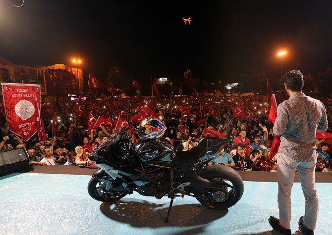 Sofuoğlu, Demokrasi Meydanına motosikletiyle geldi