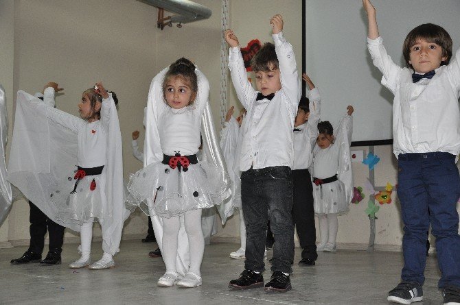 Minik Öğrencilerden Anneler Günü Gösterisi