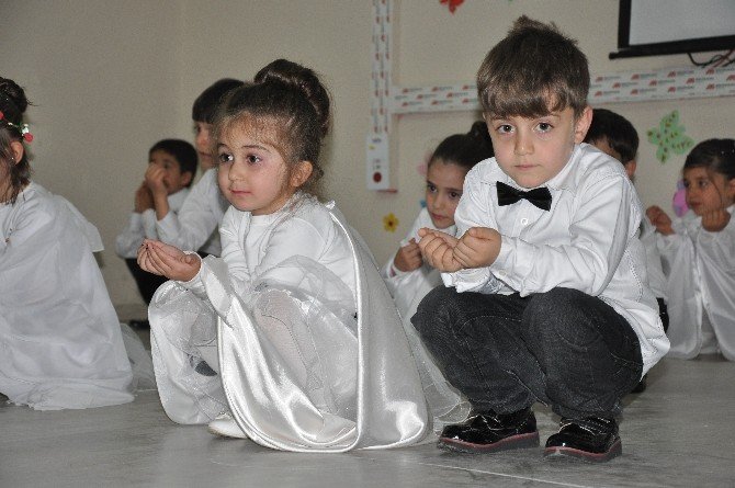 Minik Öğrencilerden Anneler Günü Gösterisi