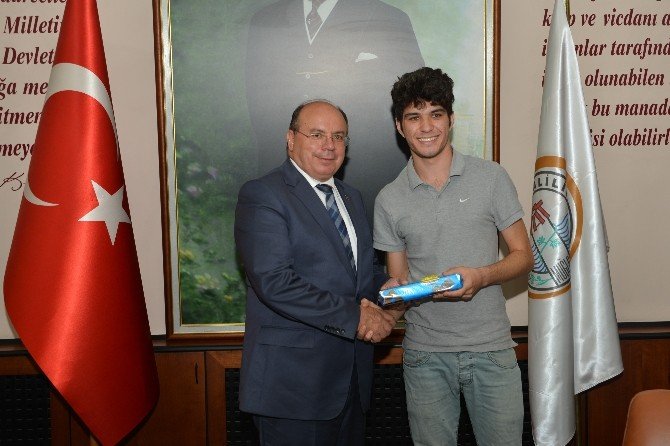 Vali babadan başarıya ödül