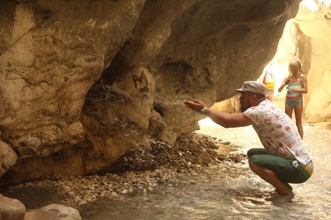 Kartpostallık Saklıkent Kanyonu Ziyaretçi Akınına Uğruyor